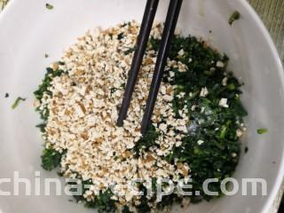 凉拌马兰香干,用筷子，搅拌均匀
