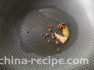 海米拌西芹,锅中少量油烧热，下花椒，八角，桂皮，香叶，炸出香味。