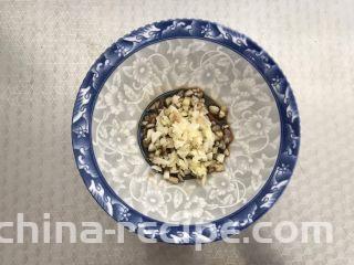 酸辣厥根粉,在加入姜末和蒜末