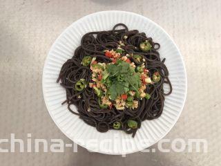 酸辣厥根粉,撒上适量的香菜