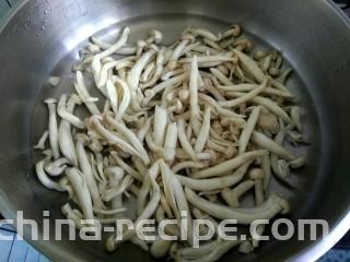 凉拌蟹味菇,锅中放入适量清水，放入蟹味菇烧开