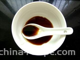 凉拌蟹味菇,小碗中放入两勺生抽