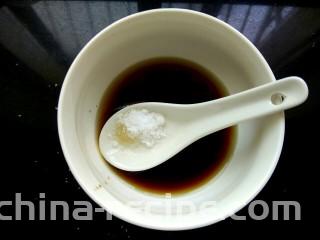 凉拌蟹味菇,放入适量糖