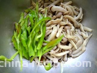 凉拌蟹味菇,放入尖椒，把小碗中的调料调匀放入盆中