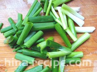 黄瓜腐竹大拌菜,切段备用