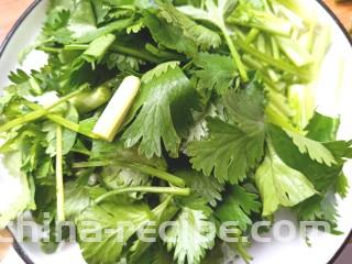 黄瓜腐竹大拌菜,切段备用