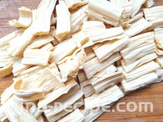 黄瓜腐竹大拌菜,泡发好，切段