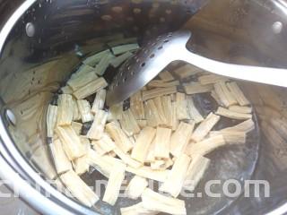 黄瓜腐竹大拌菜,把腐竹用开水焯一下