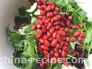 黄瓜腐竹大拌菜,加入花生，米醋，生抽，盐，味精