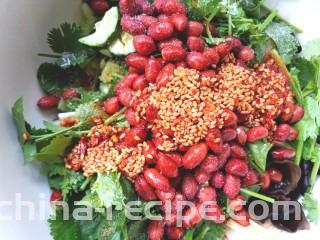 黄瓜腐竹大拌菜,放入两勺，搅拌均匀装盘