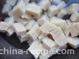 凉拌冻豆腐,将切丁的面筋倒入开水中绰一下，捞出控水，待用