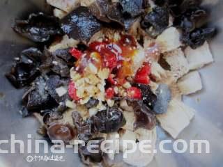 凉拌冻豆腐,醋、生抽、盐、一勺油辣子调味