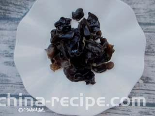 凉拌冻豆腐,泡发的木耳洗净后放入煮沸的水中，煮2-3分钟。煮好后立马放入凉水中，撕成小块。
