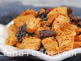 凉拌冻豆腐,冻豆腐是很能吸酱汁的，在口中仿佛就像爆炸一般，鲜香的酱汁味道充满口腔，再来一筷子的木耳吃起来是格外的爽。