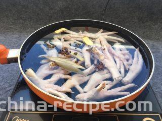 凉拌麻辣鸡爪,添加姜片、香叶、花椒，桂皮、八角。