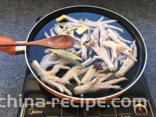 凉拌麻辣鸡爪,再添加2勺料酒。