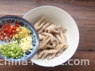 凉拌麻辣鸡爪,把待用的鸡爪放大碗中，姜蒜小米辣，香菜一起倒入鸡爪碗里。