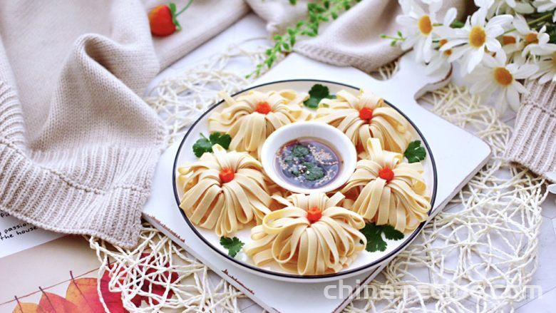 The method of cold mixing chrysanthemum and soybean skin