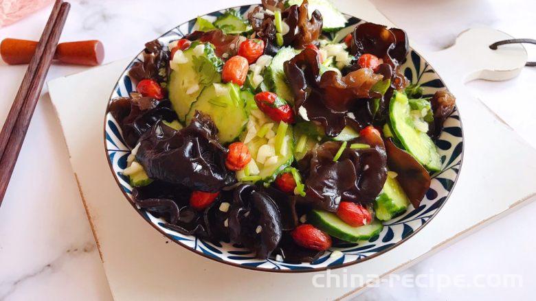 Method for making cold mixed black fungus and cucumber