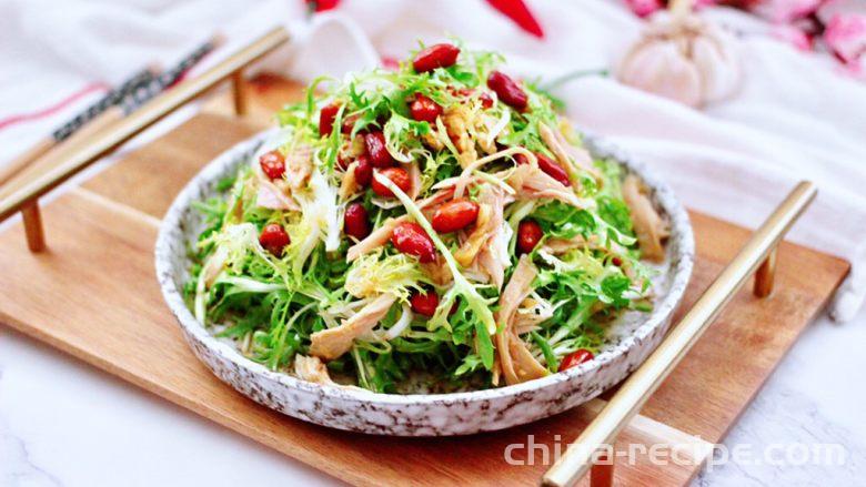 The method of mixing shredded chicken with bitter lettuce