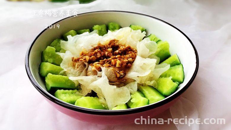 The method of mixing Tremella with cucumber