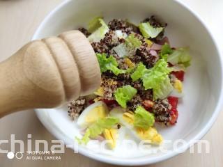 藜麦生菜沙拉,加入胡椒粉。
