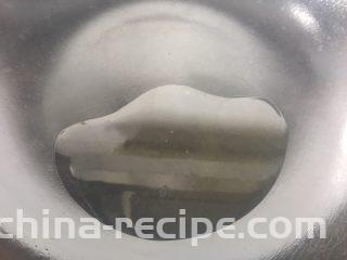 酸辣黄瓜条,锅里放适量的油烧热