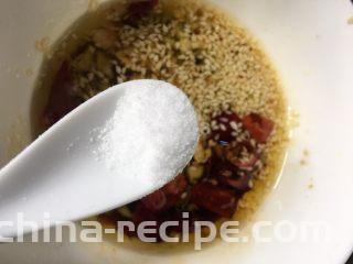 酸辣黄瓜条,加入适量的盐