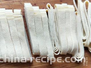 爽口麻汁儿拌三丝,豆腐皮折叠后切丝