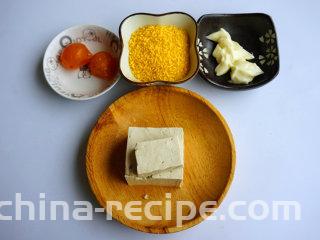 咸蛋豆腐球,提前将原材料准备好
叨叨叨：豆腐选择老豆腐，口感会更好