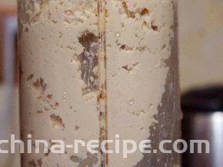 咸蛋豆腐球,用料理机将豆腐搅拌成泥
叨叨叨：用料理机搅拌出来的豆腐比较细腻，而用手捏的还有颗粒，个人建议还是机器比较好用