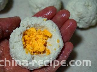 咸蛋豆腐球,将豆腐搓成圆球，中间包入咸蛋黄泥，像搓汤圆一样搓成圆球
