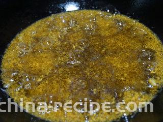 咸蛋豆腐球,锅内油暂时不倒掉，待油温降一些时将面包糠倒入锅中炸熟
叨叨叨：面包糠炸至金黄时即可捞出，不能炸太长时间，以免炸糊