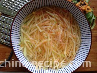 酸辣木瓜,用粗擦子擦成粗丝入冰水浸泡10分钟（木瓜遇冷口感更好）