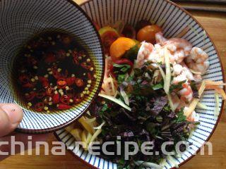 酸辣木瓜,所有食材入碗，浇入碗汁拌匀