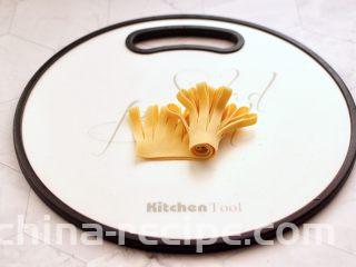 凉拌菊花豆皮,然后从豆皮的一端开始卷起。