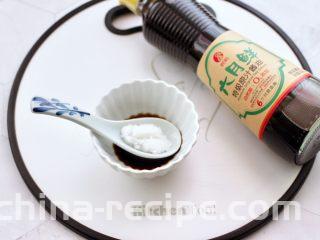 凉拌菊花豆皮,碗中放入生抽和适量的盐，白糖和陈醋。