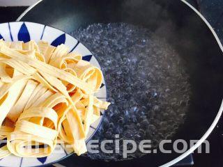 凉拌豆腐皮,倒入切丝的豆腐皮
