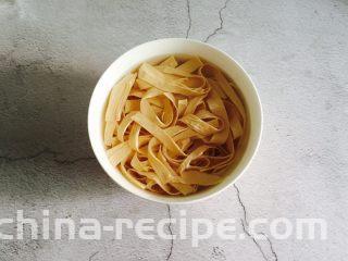 凉拌豆腐皮,捞起过冷水
