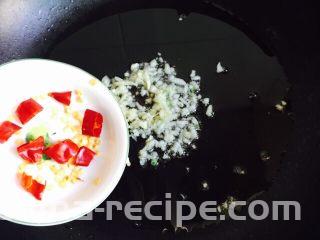 凉拌豆腐皮,倒入干辣椒