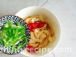 凉拌豆腐皮,加入青椒