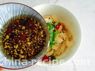 凉拌豆腐皮,倒入调料汁