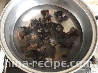 凉拌木耳黄瓜,木耳提前泡好 然后放入锅中煮熟