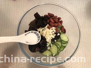 凉拌木耳黄瓜,放入10g的白糖