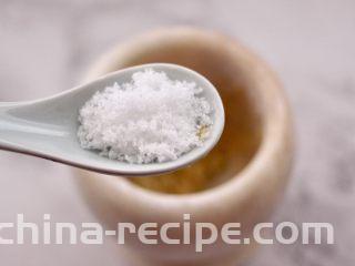 鸡丝拌苦苣,捣好的蒜泥里加入白糖。
