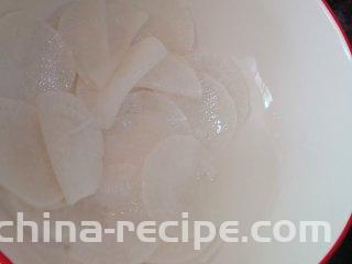 糖醋白萝卜,腌10分钟，已经腌出部分萝卜水了