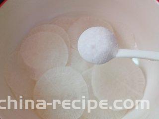 糖醋白萝卜,装入大碗中，加入盐
