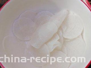 糖醋白萝卜,倒掉盐水，再用清水漂洗两次，洗去咸味
