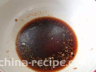 糖醋白萝卜,加入生抽和陈醋，搅拌至砂糖溶解