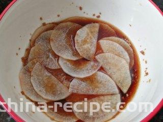 糖醋白萝卜,也放入糖醋里浸泡入味，大约腌1小时